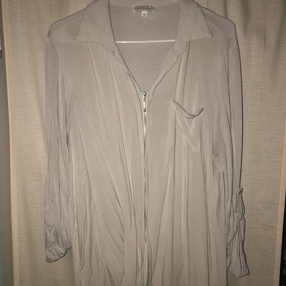 Light grey 3 quarter sleeve zip up top!